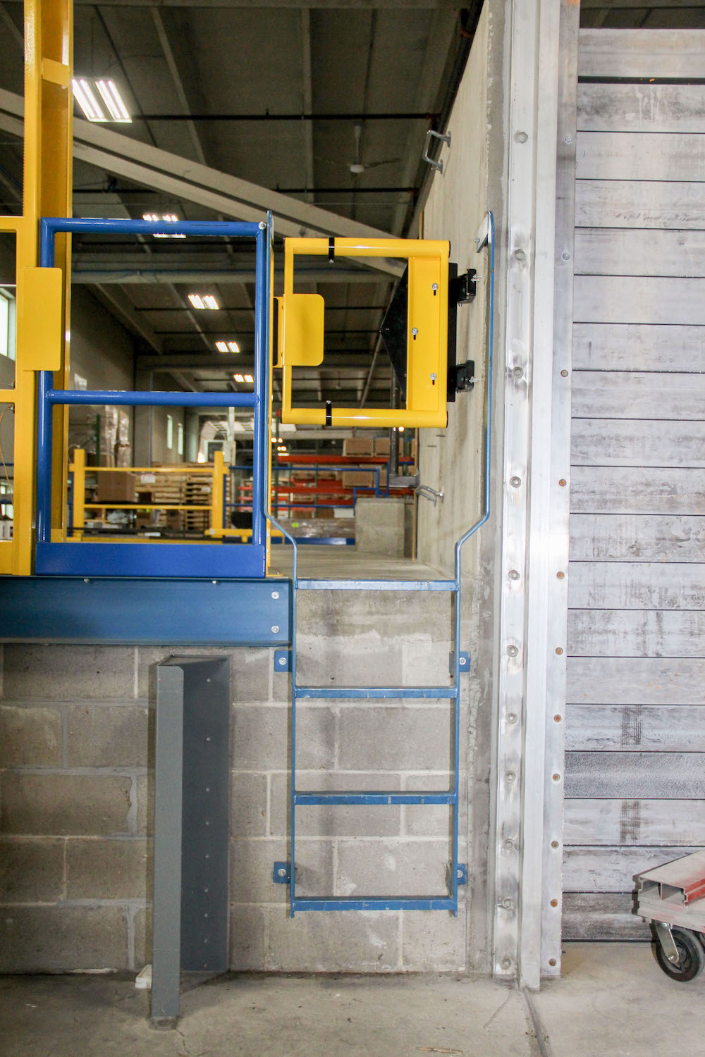 Adjustable Safety Gate - Self-closing fall protection swing gate - Fits openings from 18 in. to 36 in. - Easy installation in minutes  - Meets OSHA, CE and ANSI guardrail standards - PS DOORS EdgeHalt ASG-1836 image 5