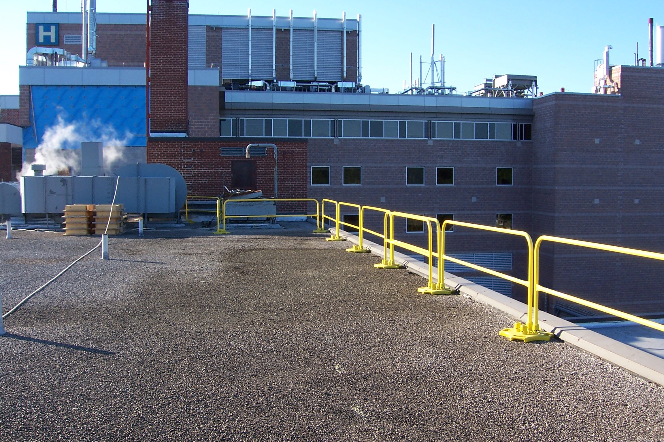 Safety Rail 2000 (SR2K) rooftop guardrail system - Non-penetrating fall protection safety rail - Portable or permanent installation - OSHA compliant - BlueWater SR2000