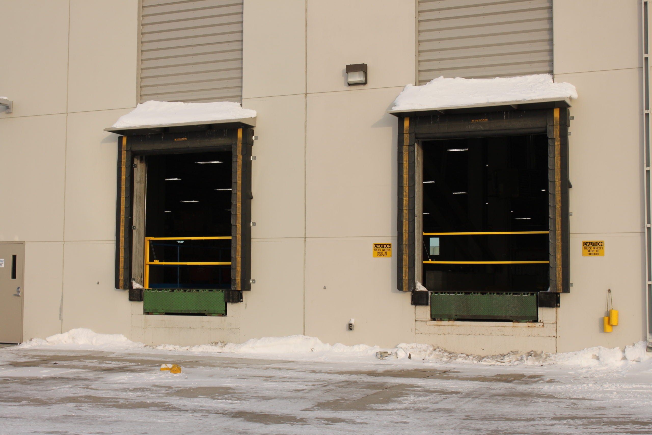 Adjustable Safety Gate - Prevents falls from docks, bays &amp; exposed edges - Adjustable width - Slam-proof design - 90-degree vertical lift - PS DOORS ESG - EdgeSafe Smart Gate image 3